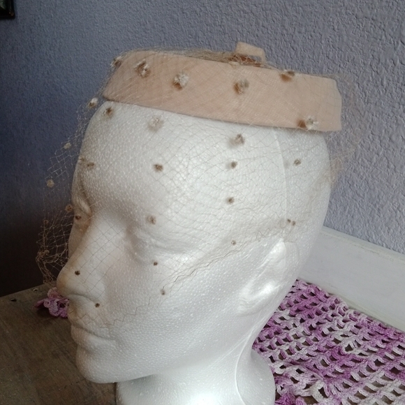 1950s Vintage Bumper with Netting Beige Hat - Picture 3 of 7